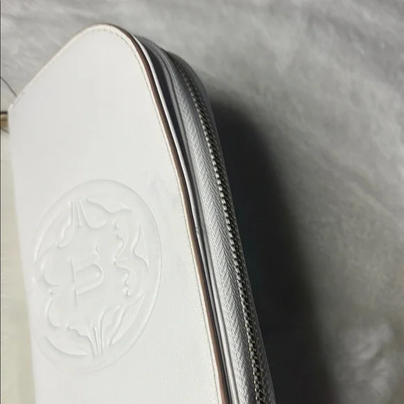 Nanette Lepore White vegan Leather Wallet with Embossed Logo - Picture 2 of 9